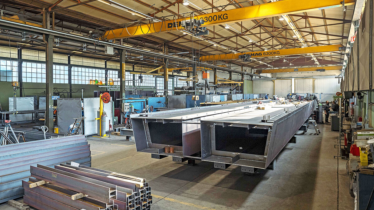  Die Kastenträger bestehen aus einzelnen Blechen, die im Unterpulverschweissverfahren zu profilierten Rechteckrohren zusammengeschweisst sind.