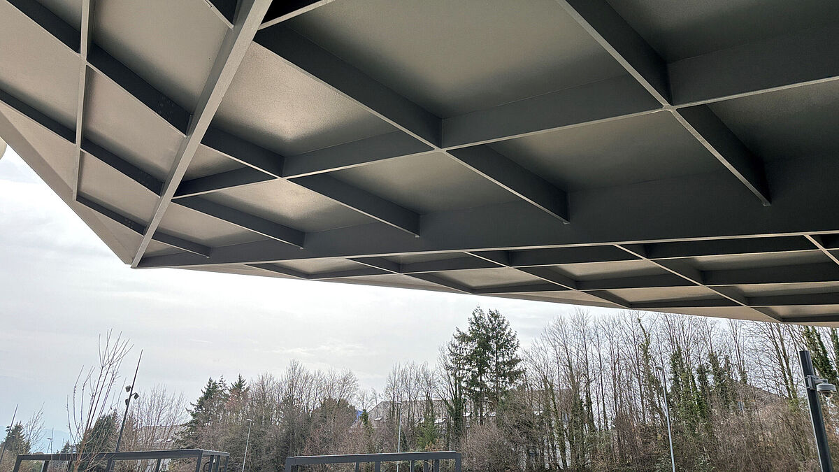 Das ästhetische Ergebnis bietet eine ebene Kontinuität der Oberflächen und betont das Konzept der Verflechtung und des fliessenden Kraftflusses.