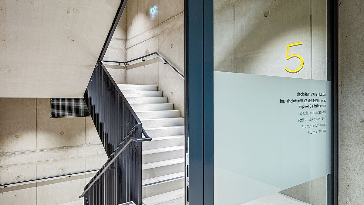 Sas au caractère industriel : grâce aux portes coupe-feu forster fuego light intégrées, le béton architectural et les profilés en acier confèrent aux étages d’enseignement et de recherche une réelle élégance tout en répondant aux plus strictes exigences de sécurité. 