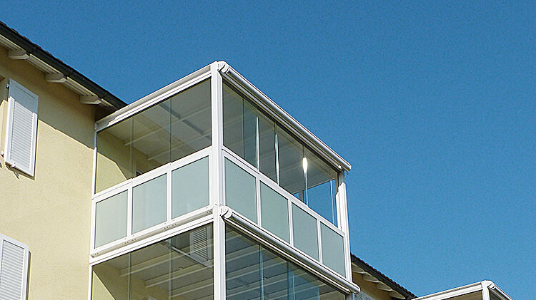 Aussenbeschattungen lassen sich in der Regel gut und stabil befestigen. Vertikalmarkisen (Bild) oder nach aussen stehende Systeme – beide haben ihre Berechtigung.