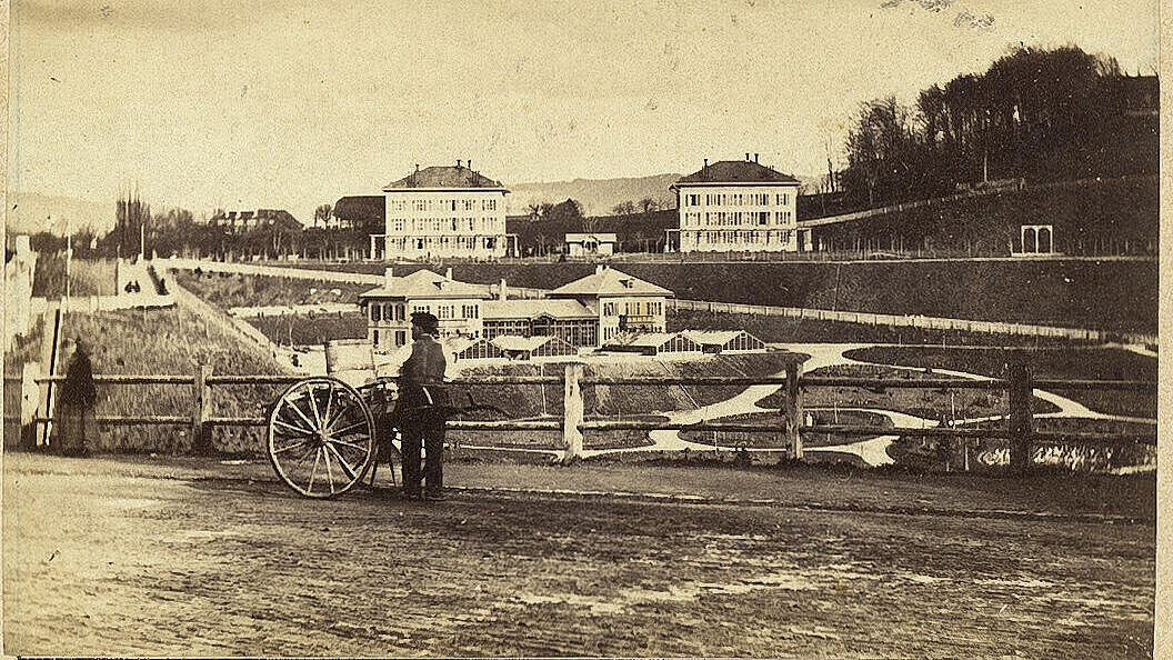 Foto um 1861 der kleinen Schauhäuser (v.l.n.r. Steppen-, Gondwana-, Mittelmeer-, Orchideenhaus).