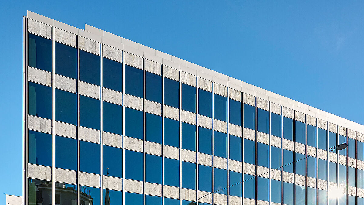 Die neue Elementfassade wurde von Aepli entwickelt, produziert und montiert, inklusive 3000 m² dynamisches Sonnenschutzglas.