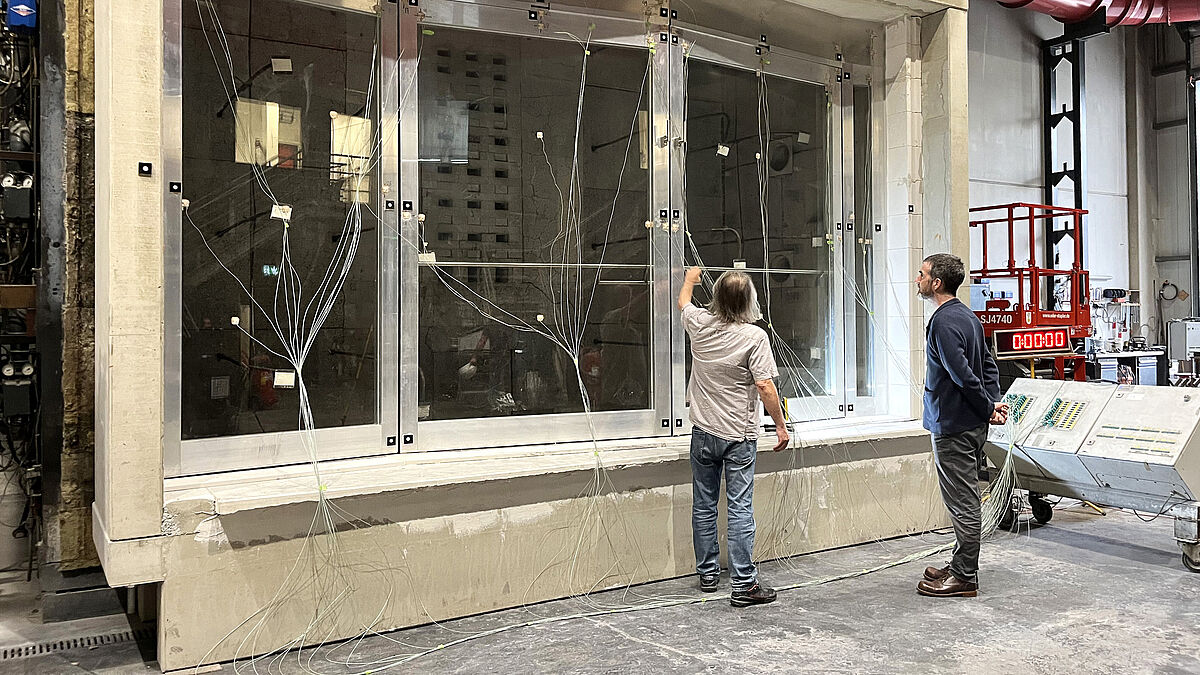 Die letzten Messsensoren für den Brandschutztest werden angebracht.