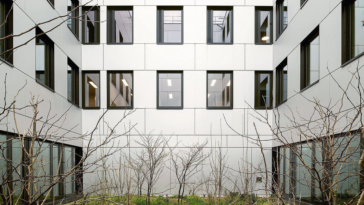 Façade en métal ventilée dans la cour intérieure.