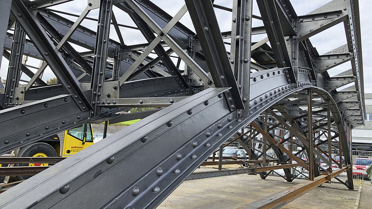 Ein bestens gelungenes Werk: Der Bogenträger beispielsweise kommt mit seiner Form einem heutigen INP-Träger nahe, ist jedoch aus Winkel- und Flachprofilen zusammengebaut.