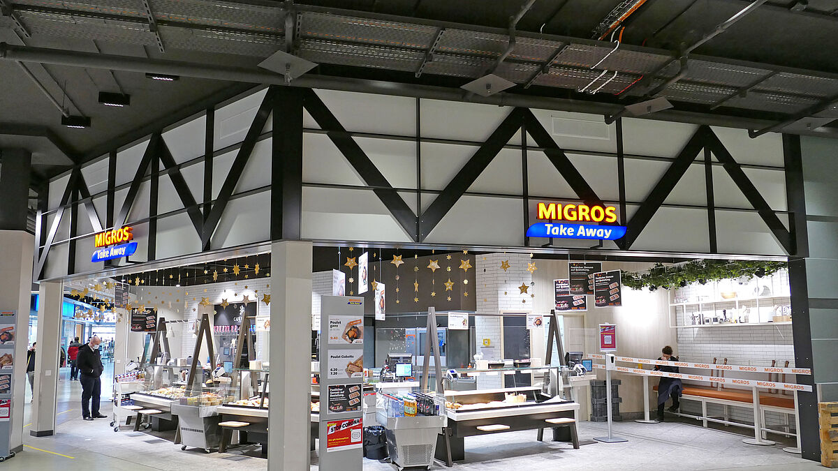 Construction en treillis en profilés d’aluminium dans la zone d’achat.