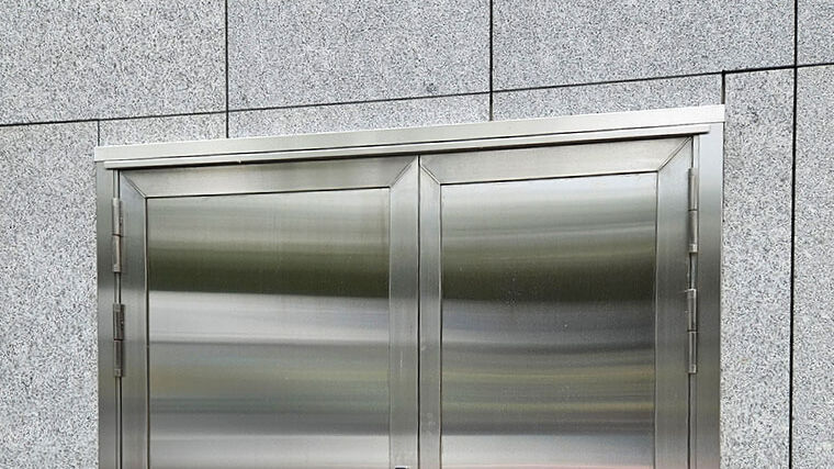 Edelstahl-Brandschutztüre EI 30. Hohe Finish-Anforderungen waren zu erfüllen.