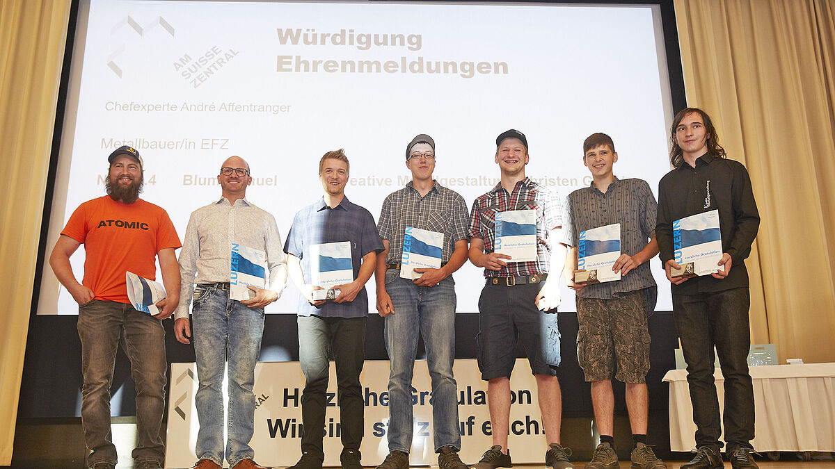 Würdigung der Ehrenmeldungen auch mit Vertretern aus dem Metallbau. Zweiter von rechts: Silvan Manser. Ganz rechts: Manuel Blum.
