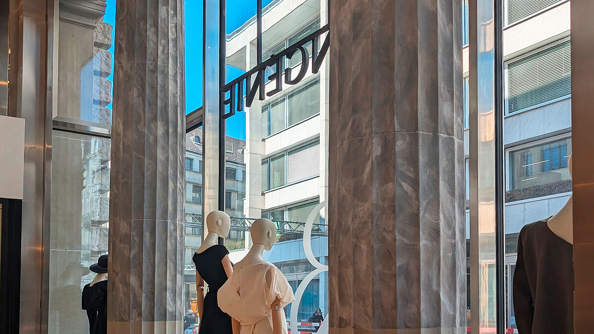 Innenansicht: Die gläserne Vitrine ummantelt die beiden tragenden Granitsäulen. Bild Surber Metallbau AG