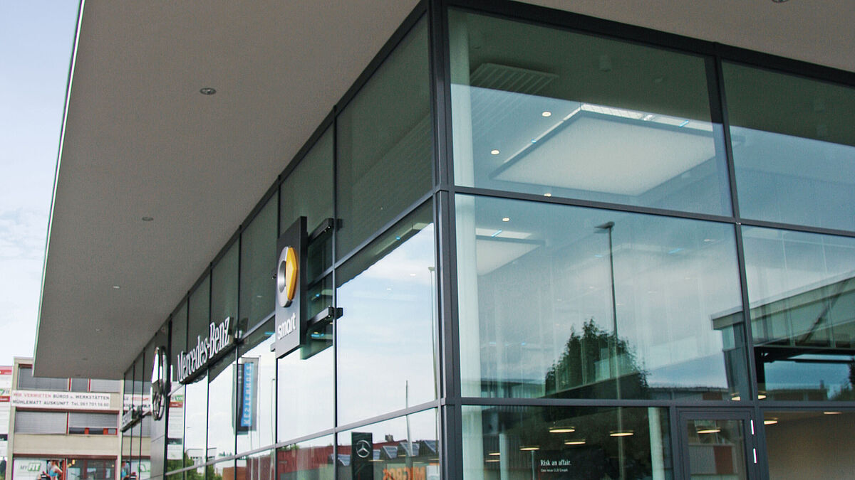 Die Pfosten-Riegel-Fassade ist unten abgestellt und oben gleitend gehalten.