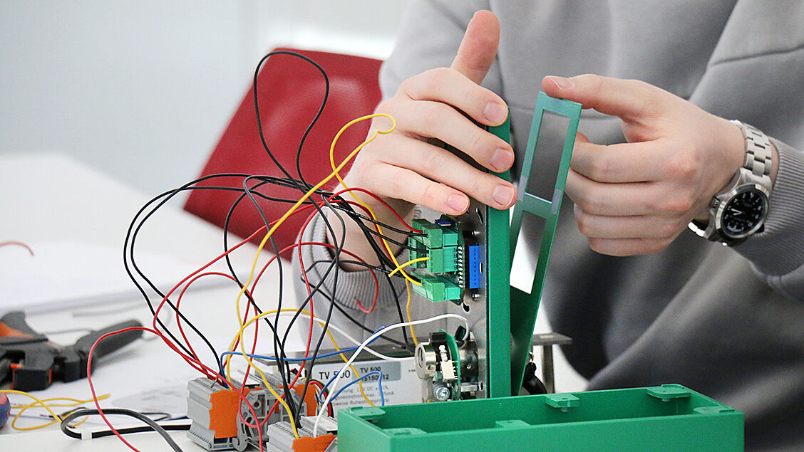 Normen, Gesetze, Elektronik, Mechatronik und Metallbau im engen Zusammenhang.