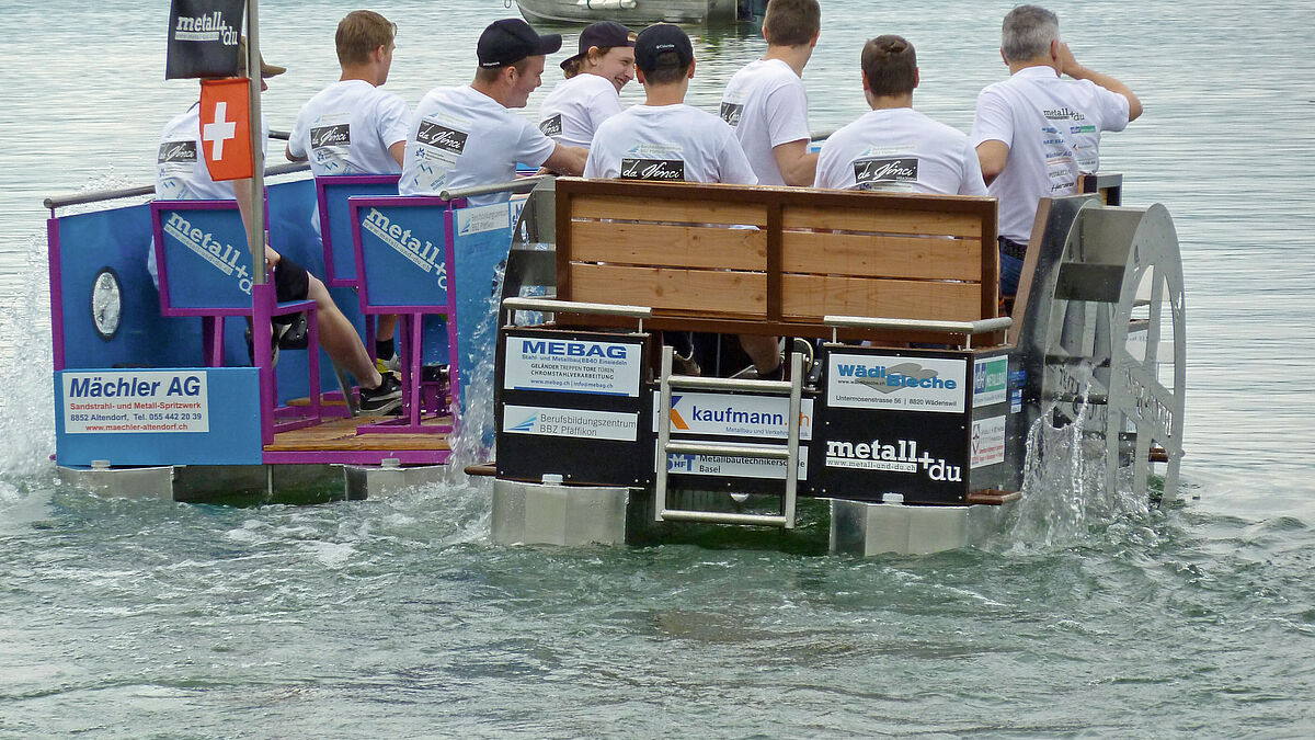 «Black Pearl» rechts und «blub blub» links,liefern sich einen harten Kampf um die beste Position nach dem Massenstart.