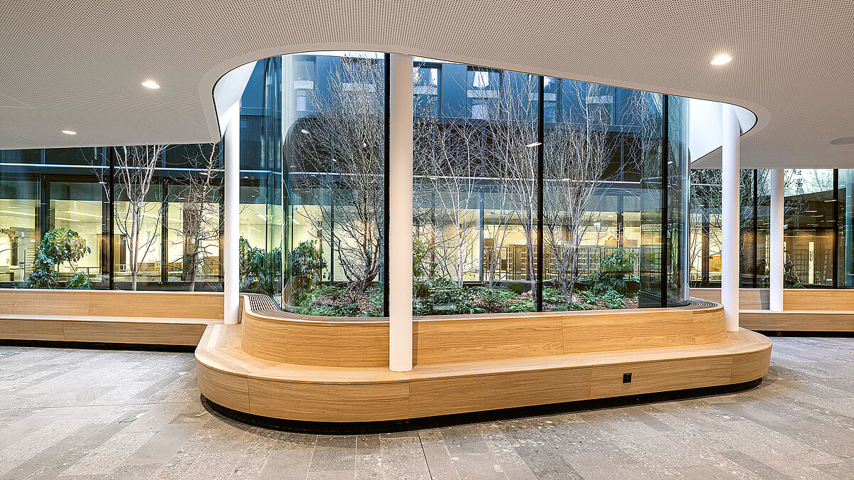 Dans l’espace de restauration, les vitrages en arc sophistiqués des patios ont été développés, fabriqués et montés par Aepli Metallbau AG.