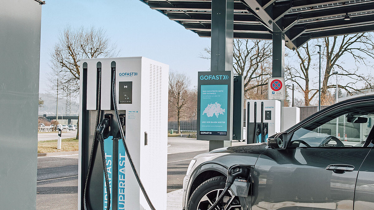 Vue du dessous : les modules verre-verre bifaciaux hautes performances sont conçus pour produire de l’énergie par rayonnement par le haut et par le bas.