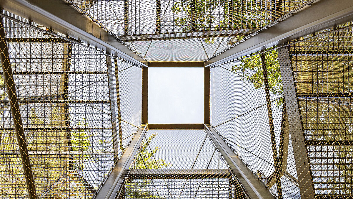 Blick von unten: Ob Webnet um den Kern oder Spiralgeflecht am Aussenmantel., alle Bekleidungselemente sind sehr transparent.