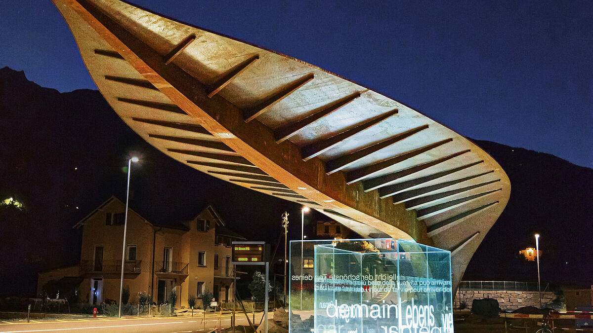 Eine tolle Wirkung auch in der Nacht. Ein Windfang aus Glas, ohne irgendwelche stützenden Metallteile, schützt zusätzlich vor Wind und Wetter.