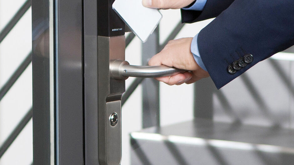 Als Identifikationsmittel kommen Magnetkarten, Zahlencodes, biometrische Merkmale wie Fingerleser, Gesichts- oder Iriserkennung, Smartphones, aber auch einfache Freischaltungen über eine Gegensprechanlage in Frage.