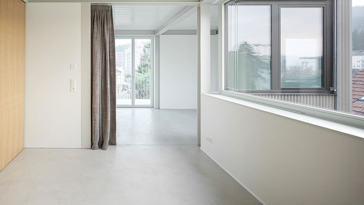 Die leichte Konstruktion und die teilweise achsversetzten Grundrisse schaffen grosszügigen Wohnraum unterschiedlicher Grösse.