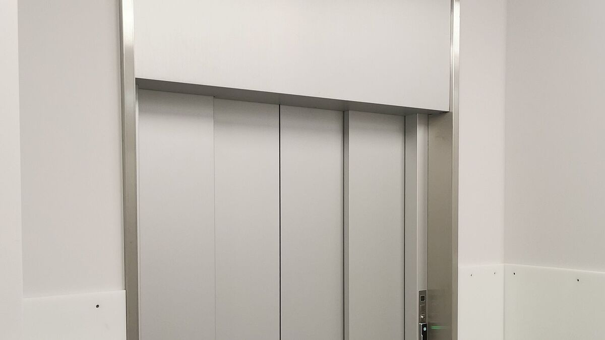 Auch grossformatig möglich: Warenlift mit edler Zargenausbildung.