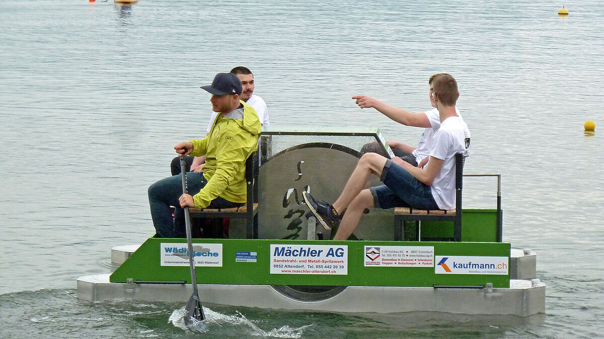 Gruppe 5 «Stahlin» (Stahl ist in). Nur ein Schaufelrad – dafür breiter als andere – in der Mitte platziert. Breitere Schaufeln generieren eine grössere Wasserverdrängung. Die Schutzhülle besteht aus ESG. 