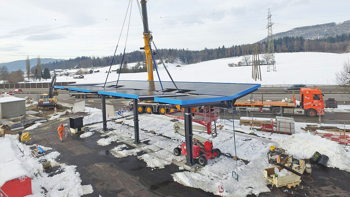 Das rund 12 Tonnen wiegende Dach wird auf die drei Stützen gehievt und verschraubt.