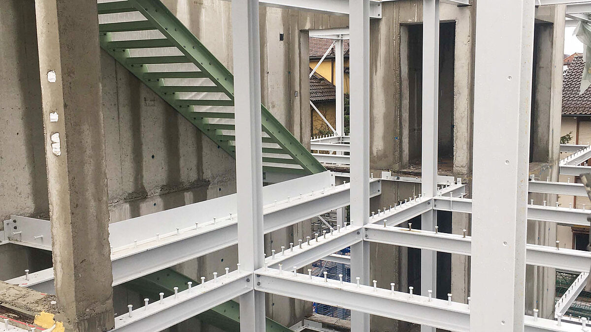 Der Stahlbau war taktgebend für den Bauvorgang, der gewerkweise und praktisch gerüstlos stattfand.