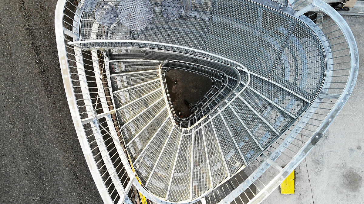 Vue en plan, la forme correspond à un triangle aux angles arrondis. Le sommet est conçu pour permettre la pose ultérieure d’un toit en toute simplicité. 