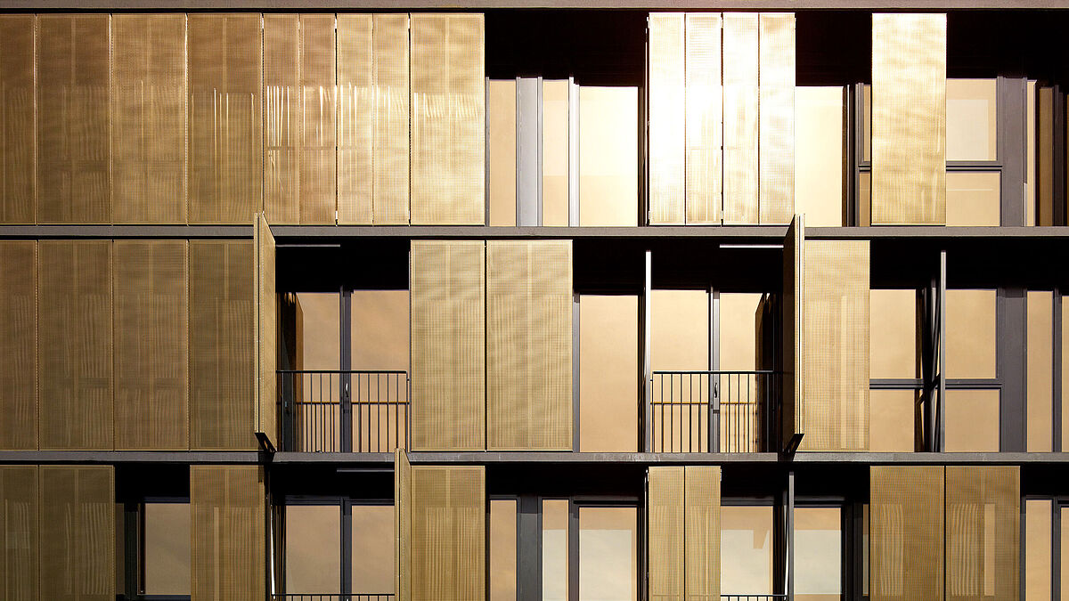 Photo Elenberg Fraser/Peter ClarkeLes protections solaires mobiles ou pliables en tissu métallique anodisé offrent un espace visuel tout en protégeant contre les regards indésirables.