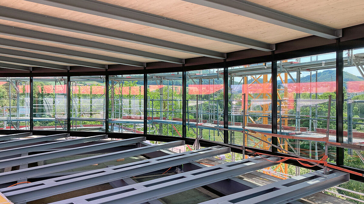 Die fächerartig vom Zentrum ausstrahlende, sekundäre Tragstruktur. Einzelne, überragende Träger sind zu Doppelträgereinheiten verschweisst.  Bild: Bäumlin+John AG