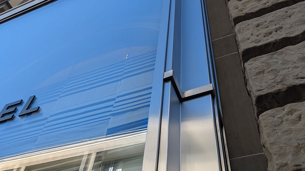 Alle Edelstahlprofile sind mit einem Längsschliff mit Korn 400 versehen. Bild Redaktion   Bild im Print bei Bedarf weglassen