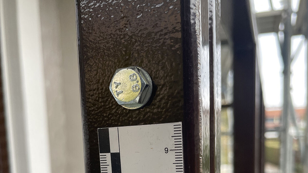 Galvanisch verzinkte Schrauben sind gemäss SIA 179 für den Aussenbereich nicht geeignet.