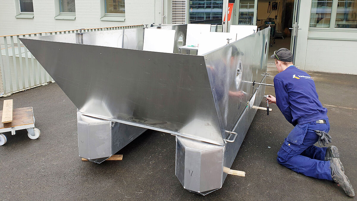 Der Zusammenbau zeigt, ob alles passt. Anschliessend erfolgen die Zerlegung und die Oberflächenbehandlung. Dann der finale Zusammenbau. 