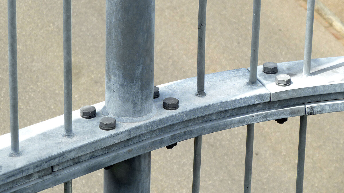 Une bande intermédiaire est insérée dans les séparations entre les éléments. Tous les raccords sont réalisés à l’aide de vis HV.