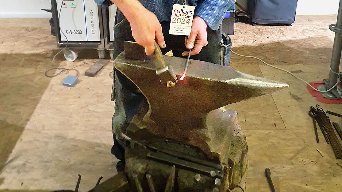 Den Kunstschmieden der IG Schmiede konnte das Publikum über die Schultern blicken. 