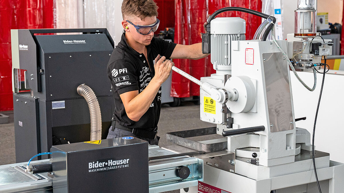 Les constructeurs métalliques ont fabriqué une cabine métallique en 19 heures.