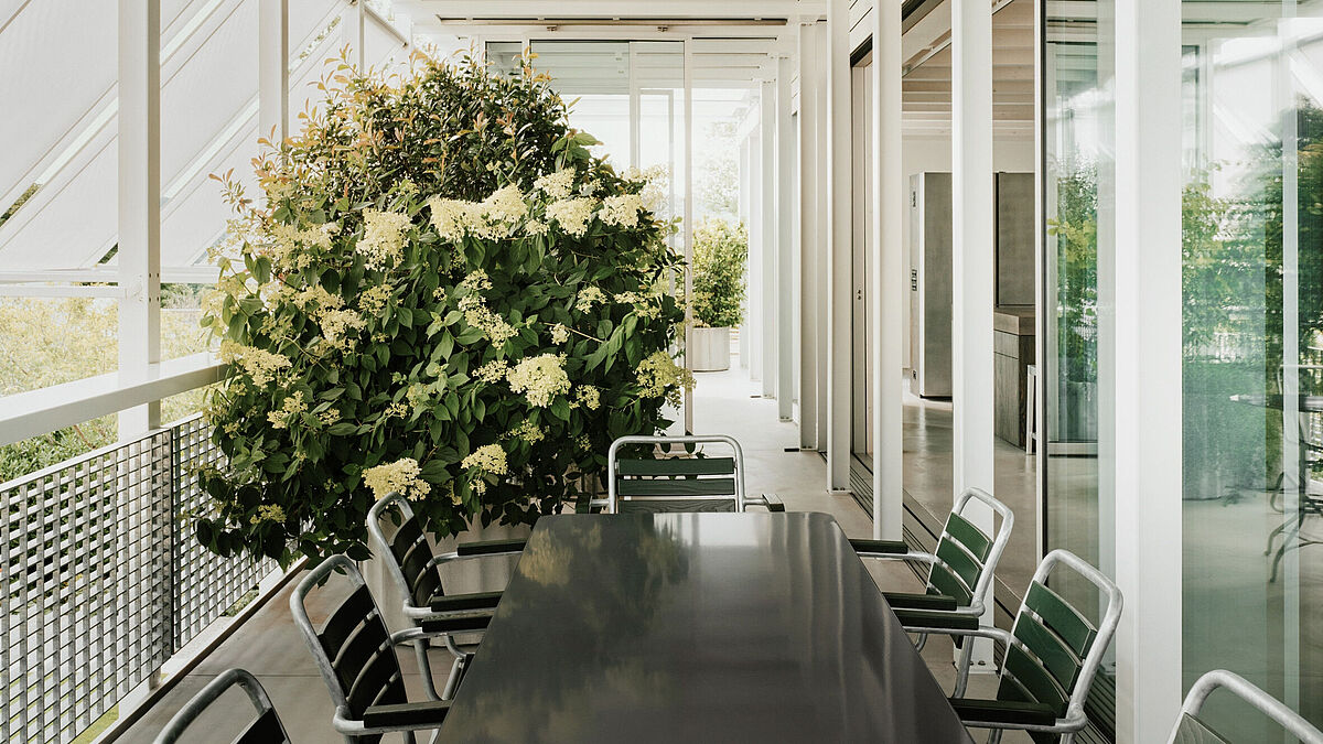 Im ersten Obergeschoss entstand über die gesamte Gebäudelänge ein durchgehender Balkon, inklusive integrierter Wintergarten.