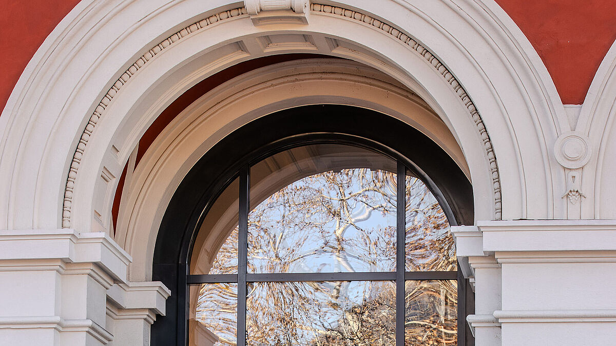 Automatisierte Schiebetüren elegant im Pfosten-Riegel-Element integriert.