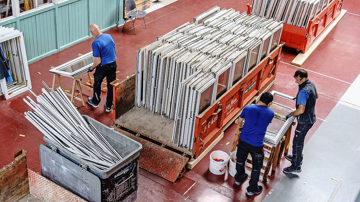 Handarbeit für die Qualität: Die Trennung von Glas und Rahmen erfolgte in einem Betrieb von Glas Trösch.