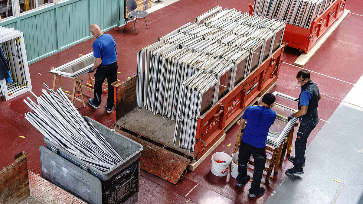 Handarbeit für die Qualität: Die Trennung von Glas und Rahmen erfolgte in einem Betrieb von Glas Trösch.