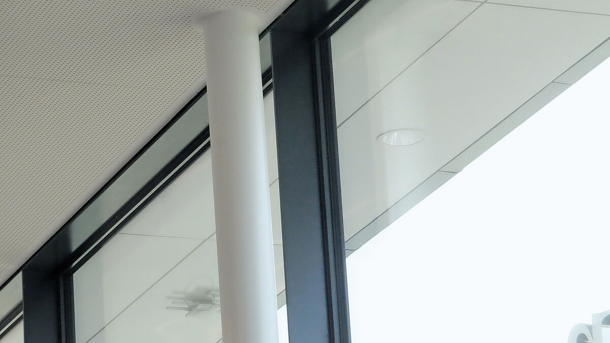 Die Wahl fiel auf durchgehend geschweisste T-Profile, die mit dem gegen aussen gerichteten Flansch und dem inneren Steg genug Steifigkeit erreichen, jedoch auf der Raumseite nur filigran zeichnen.