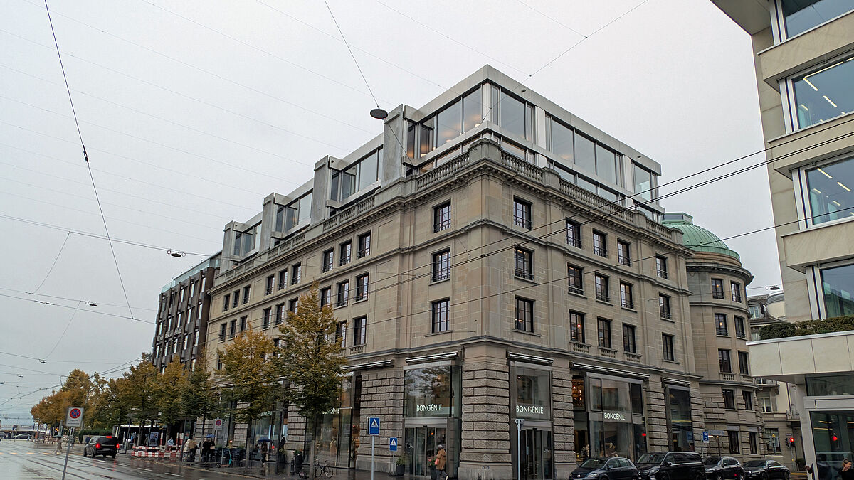 Die zweigeschossige Aufstockung: Gut zu sehen, der U-förmige Verlauf der Metall-Glasfassade. Bild Surber Metallbau AG  