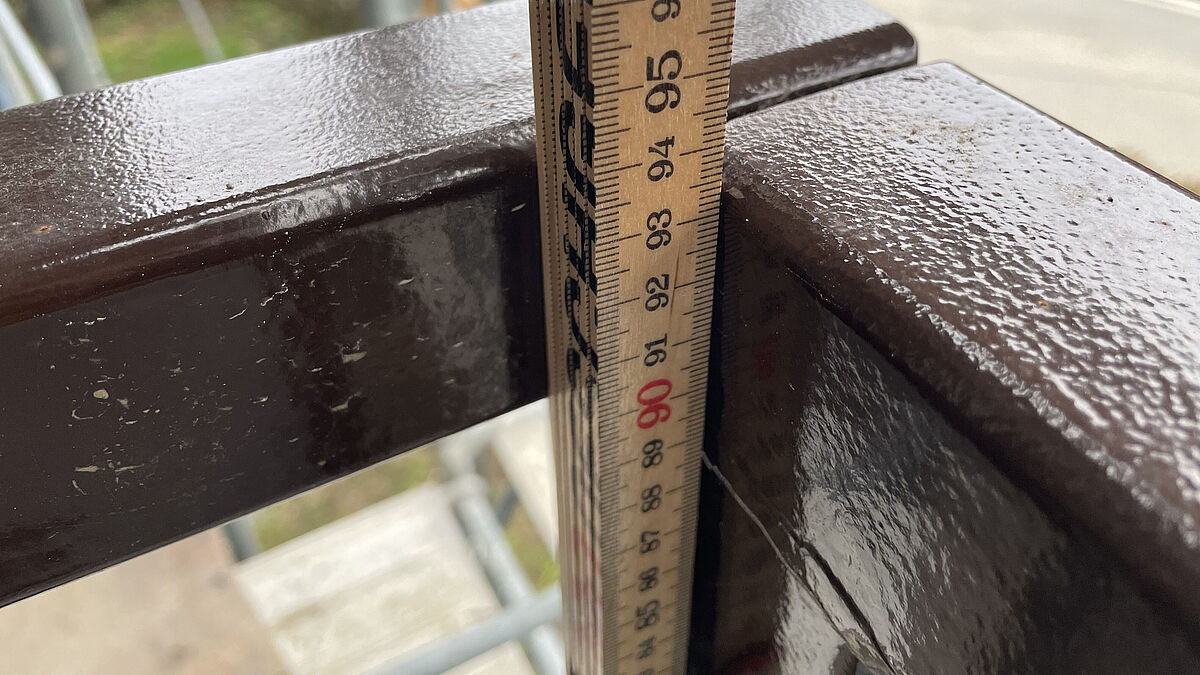 Die geforderte Geländerhöhe von 1,00 m wird deutlich unterschritten.