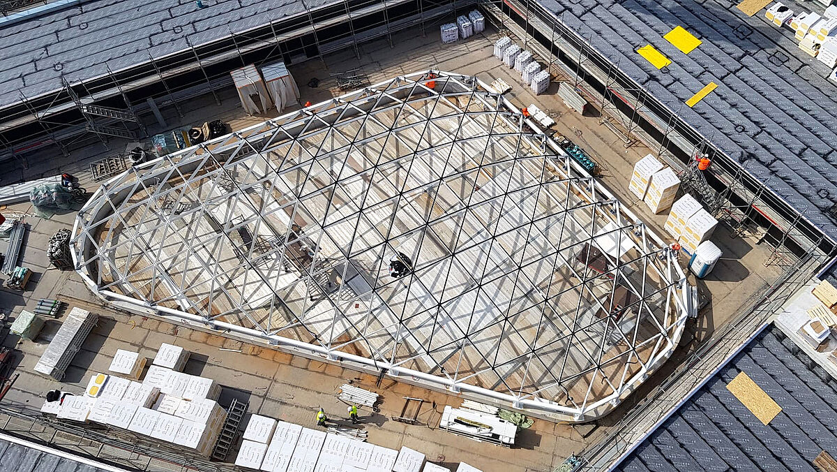 La juxtaposition et le soudage des grands composants ont eu lieu sur chantier.