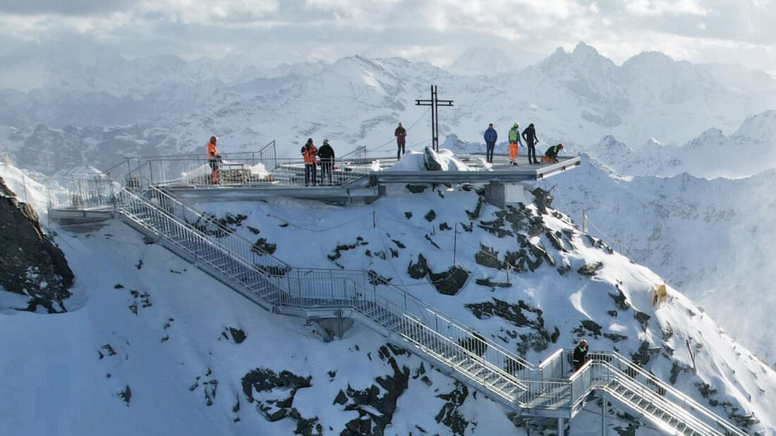 L'équipe de montage pose les verres par facette de plateforme.