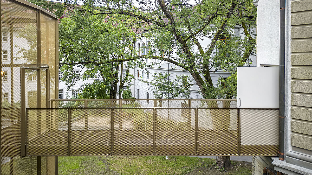 Die Brücke zum Turm: Heute erlauben die Fluchtwege der Aula eine maximale Belegung von 273 Personen.