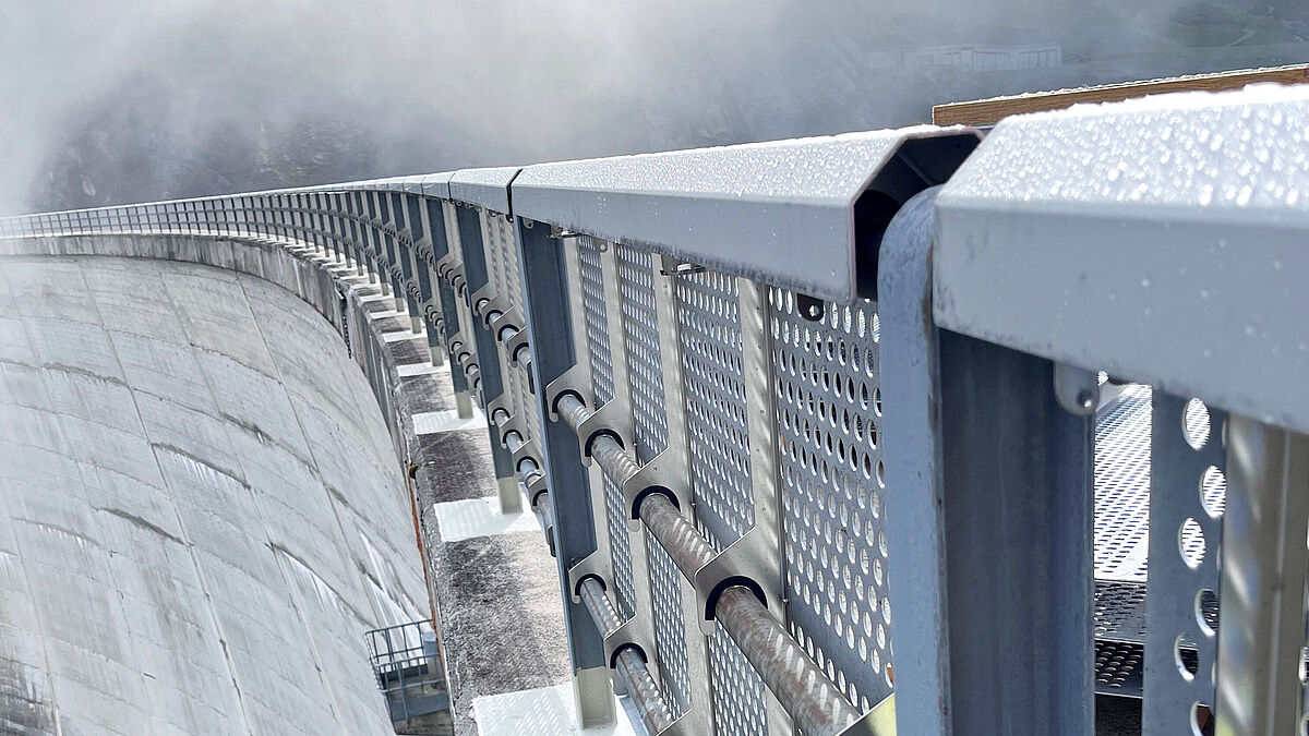 Protection antichute côté vallée avec des tôles perforées ne nécessitant presque aucun entretien.