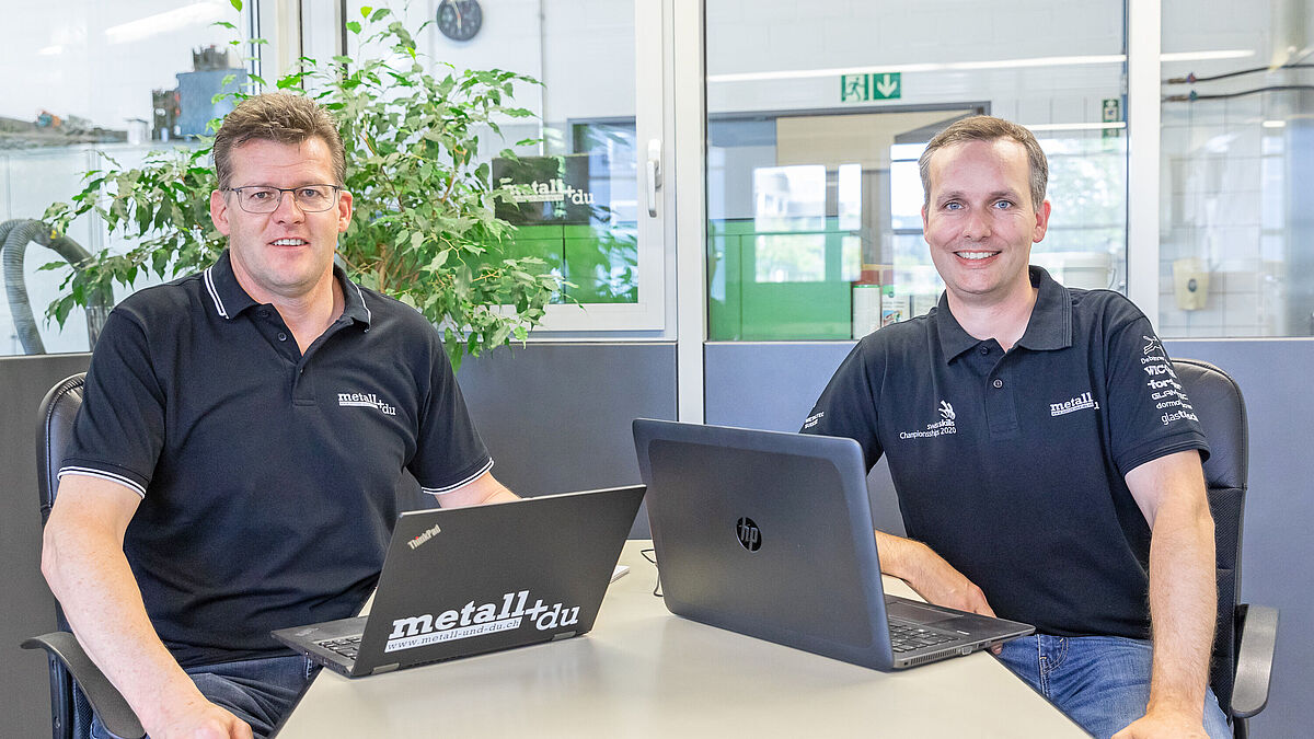 Enge Zusammenarbeit zwischen Thomas Achermann (l.) von der Arbeitsgruppe metall+du und Roger Müller (r.) von der Arbeitsgruppe Berufsmeisterschaften für die SwissSkills.