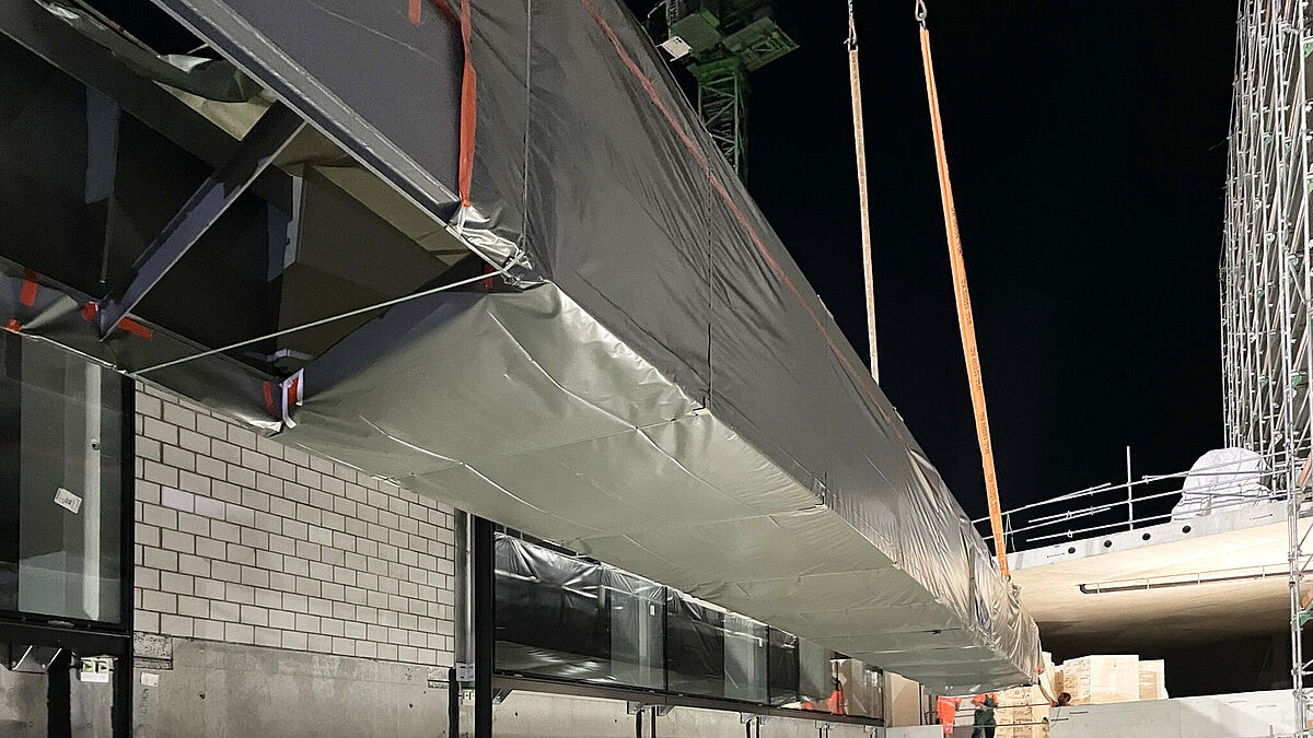 L’introduction dans le plan étroit et conique, parallèlement aux fenêtres vitrées, a exigé une grande compétence professionnelle de tous les acteurs.