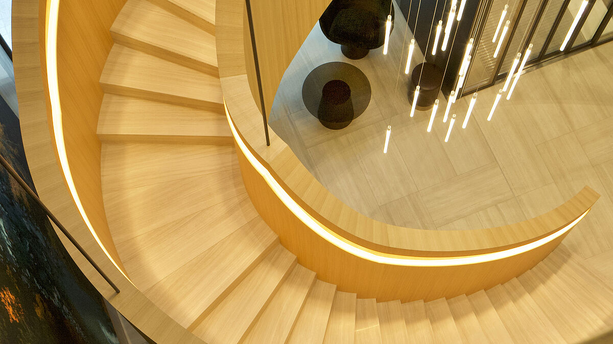 Der Lichtkanal wird durch ein U-förmig gestaltetes und verwundenes Messing-Blechprofil gebildet.