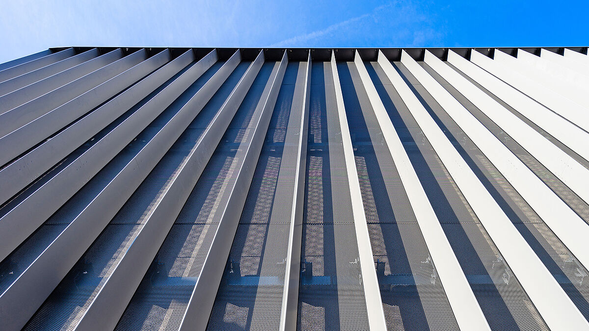 Façade 3D en tôles perforées aluminium. L’effet visuel est impressionnant.